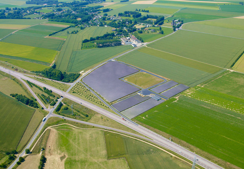 Simulation 3D vue aérienne centrale solaire photovoltaïque Simulation 3D vue aérienne centrale solaire photovoltaïque
