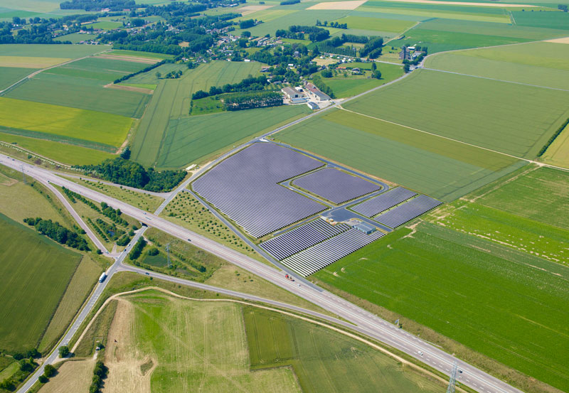 Simulation 3D vue aérienne centrale solaire photovoltaïque Simulation 3D vue aérienne centrale solaire photovoltaïque