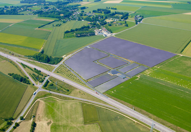 Simulation 3D vue aérienne centrale solaire photovoltaïque Simulation 3D vue aérienne centrale solaire photovoltaïque