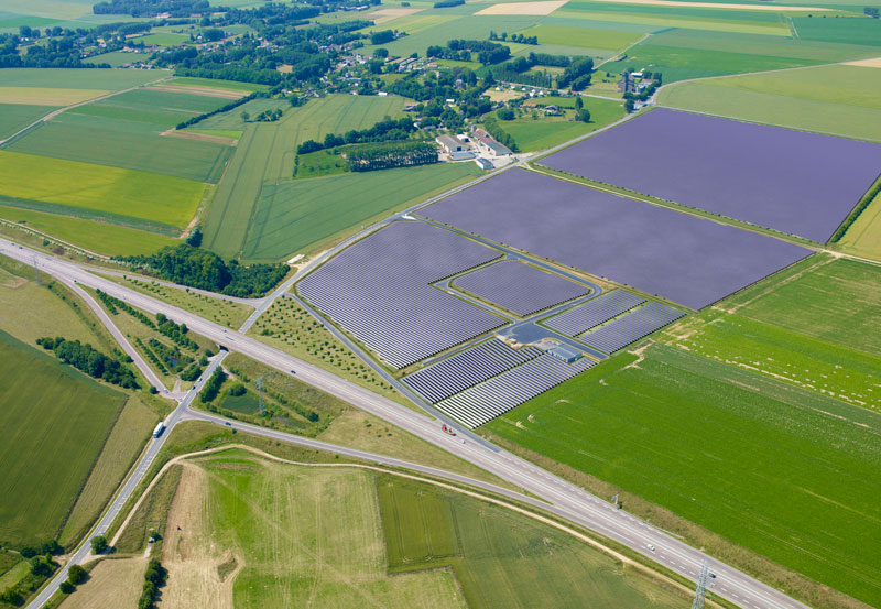 Simulation 3D vue aérienne centrale solaire photovoltaïque Simulation 3D vue aérienne centrale solaire photovoltaïque