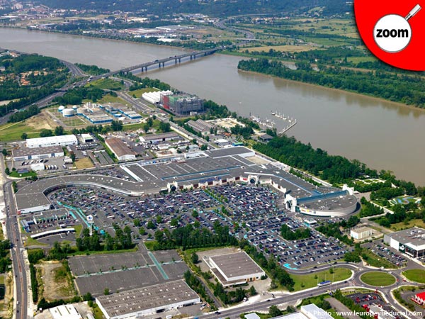Photo aérienne oblique d'un centre commercial à Bègles (33)