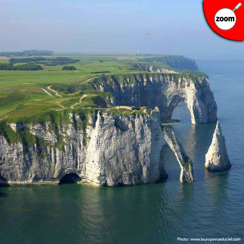 Vue aérienne des falaises d'Etretat