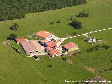 Vue aérienne d'une ferme en Meuse