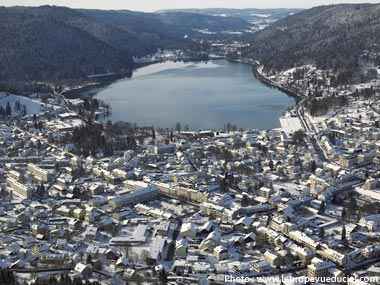 Vue aérienne de Gerardmer sous la neige