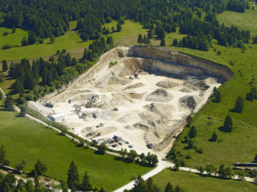 Vue aérienne de la gravière de Jougne (Doubs)