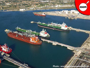 Vue aérienne du terminal pétrolier du port de Lavera