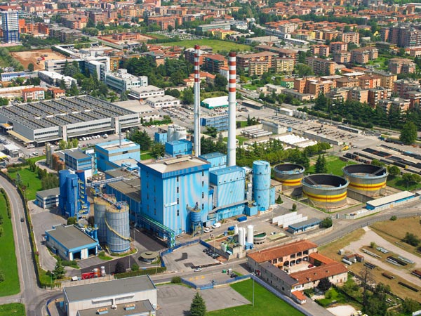 Vue aérienne d'une usine chimique à Brescia