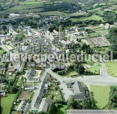 Photo aérienne de Lampaul-Guimiliau