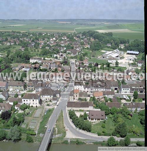 Photo aérienne de Laroche-Saint-Cydroine