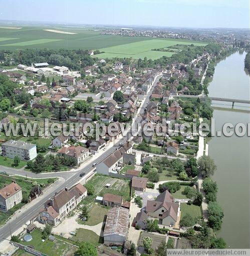 Photo aérienne de Laroche-Saint-Cydroine