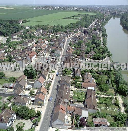 Photo aérienne de Laroche-Saint-Cydroine