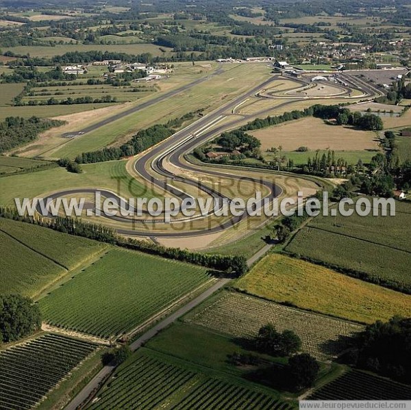 Photo aérienne de Nogaro