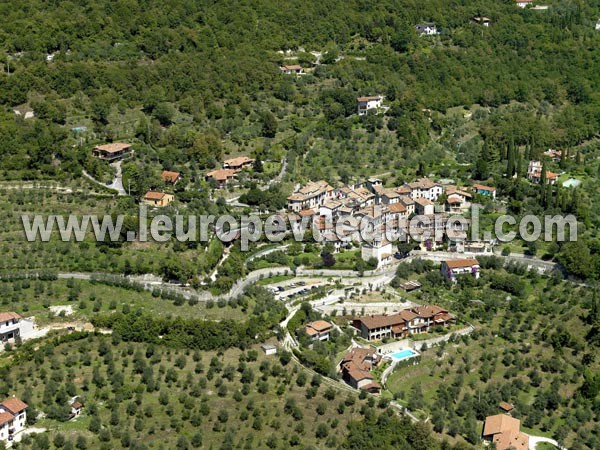 Photo aérienne de Gardone Riviera