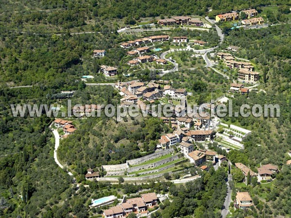 Photo aérienne de Gardone Riviera