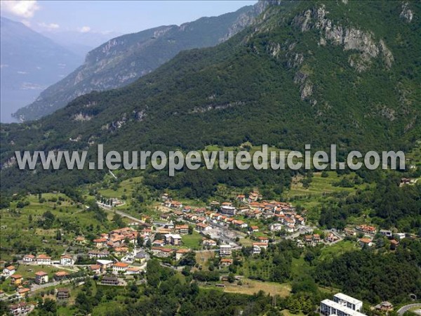 Photo aérienne de Mandello del Lario