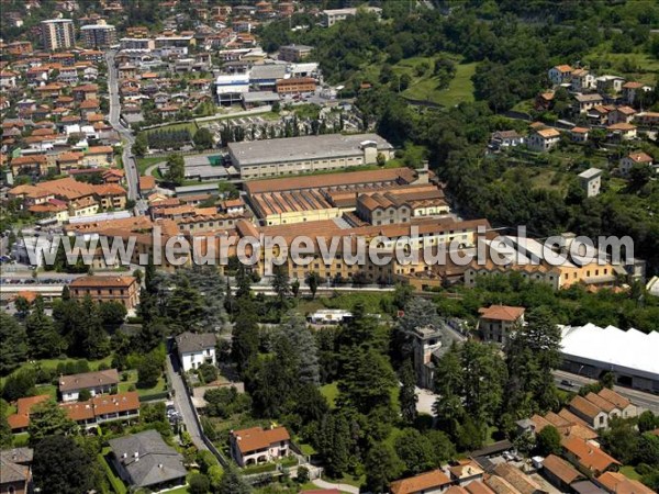 Photo aérienne de Mandello del Lario