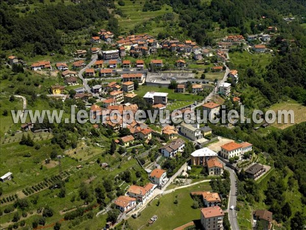 Photo aérienne de Mandello del Lario