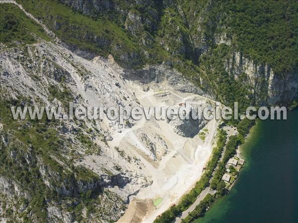 Photo aérienne de Mandello del Lario