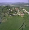 Photos aériennes de "ruines" - Photo réf. 051062 - Village avec les ruines d'enceinte et du chteau ras en 1944.