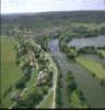  - Photo réf. 053990 - Vue d'ensemble du village longeant la Moselle.