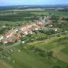 Photos aériennes de "tout" - Photo réf. 054048 - Vue d'ensemble d'un village tout en long.