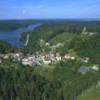 Photos aériennes de "pointe" - Photo réf. 054580 - La pointe du lac nous montre le beau village.