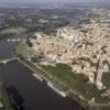 Photos aériennes de "palais" - Photo réf. 7086 - Le Centre Historique d'Avignon, avec le Palais des papes et le Pont d'Avignon, est classé au Patrimoine Mondial de l'UNESCO.