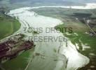 Photos aériennes de "champs" - Photo réf. AER1964_20 - Inondation des champs et d'une partie du village.