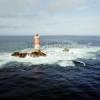 Photos aériennes de "mer" - Photo réf. 0242 - Situé au sud de l'archipel de Molène (Finistère), le phare des Pierres Noires culmine à 28 mètres.