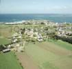 Photos aériennes de Sibiril (29250) - Autre vue | Finistère, Bretagne, France - Photo réf. 042482 - Vue d'ensemble du village en bordure de mer.