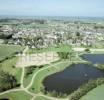 Photos aériennes de "parc" - Photo réf. 042484 - Vue d'ensemble du village avec glise et parc avec son plan d'eau.