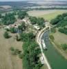 Photos aériennes de "canal" - Photo réf. 703872 - Les eaux du canal de Bourgogne ondoient sous le passage des embarcations de plaisances.
