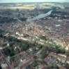 Photos aériennes de "rive" - Photo réf. 704951 - Vue d'ensemble du centre de la ville et du pont Saint-Nicolas reliant Villeneuve-sur-Yonne centre et le faubourg Saint-Laurent sur la rive gauche.