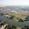 Photos aériennes de "deux" - Photo réf. 719197 - Le canal de Bourgogne qui traverse Migennes et le pont mtallique du Tacot qui relie les deux parties de la ville