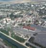 Photos aériennes de "bourgogne" - Photo réf. 719207 - Le canal de Bourgogne séparant les deux parties de la ville et l'église du Christ Roi qui se distigue par une flèche de plus de 60 m de haut