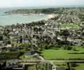 Photos aériennes de Erquy (22430) | Côtes d'Armor, Bretagne, France - Photo réf. 780014 - Vue d'ensemble de Erquy avec le stade en bordure de mer.