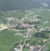 Photos aériennes de "tout" - Photo réf. 10022 - Village frontalier tout en longueur.