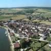 Photos aériennes de "Yonne" - Photo réf. 11221 - L'Yonne a toujours été une voie de communication pour les voyageurs comme pour les marchandises. Vincelles tire son nom de vin.