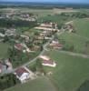 Photos aériennes de "(nord)" - Photo réf. 15040 - Le village aux sources, aux limites Nord de la Bresse, sur des collines dtaches des monts jura, compte une douzaine d'exploitations agricoles.