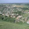 Photos aériennes de "lieu" - Photo réf. 15047 - Ancien bourg médiéval, ex-enclave de Bourgogne en terre comtoise, Chaussin, chef-lieu de canton, est un centre actif de commerces et de services.