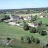  - Photo réf. 15064 - L'Orain longeant la commune et son glise recule du bourg.