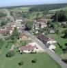 Photos aériennes de "avec" - Photo réf. 16325 - Vue d'ensemble du village avec la RN 5 sparant le village en deux.