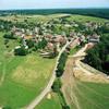 Photos aériennes de Falletans (39700) - Autre vue | Jura, Franche-Comté, France - Photo réf. 16404 - Sur le revers occidental d'un coteau, entre la rive gauche du Doubs et la fort de Chaux, le village offre un cadre de vie agrable.