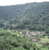 Photos aériennes de "falaises" - Photo réf. 16695 - Gizia est tabli au fin fond de la recule et domin par des falaises de 150 mtres.