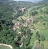 Photos aériennes de "vallée" - Photo réf. 16696 - Vue d'ensemble du village encastr dans la valle.