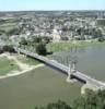 Photos aériennes de "Plan" - Photo réf. 17711 - Le vieux bourg et sur la hauteur les lotissements. Au 1er plan, le pont suspendu et au centre, ouvrant sur la Maine l'Abbaye.