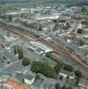 Photos aériennes de "e.leclerc" - Photo réf. 17716 - Le quartier de l'avenue Leclerc, avec la ligne de chemin de fer et la gare de marchandises.