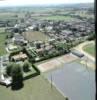 Photos aériennes de "Terrain" - Photo réf. 17730 - Le terrain de football et les deux courts de tennis et  droite le gymnase