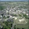 Photos aériennes de Beaufort-en-Vallée (49250) | Maine-et-Loire, Pays de la Loire, France - Photo réf. 18171 - Au 1er plan, la butte et les ruines du château avec, derrière l'Ecole du château, l'église et les halles.