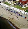  - Photo réf. 18322 - Un alignement de parasols sur la plage de Dives-sur-Mer (Calvados).